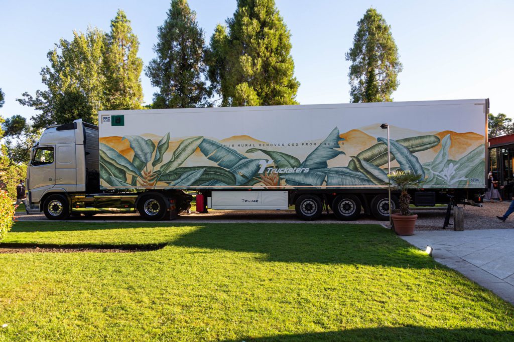 Taruga Creaciones y Trucksters presentan el cami&oacute;n cuya pintura reduce el impacto ambiental